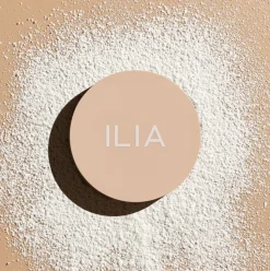 FADE INTO YOU - Soft Focus Finishing Powder - ILIA - Puder